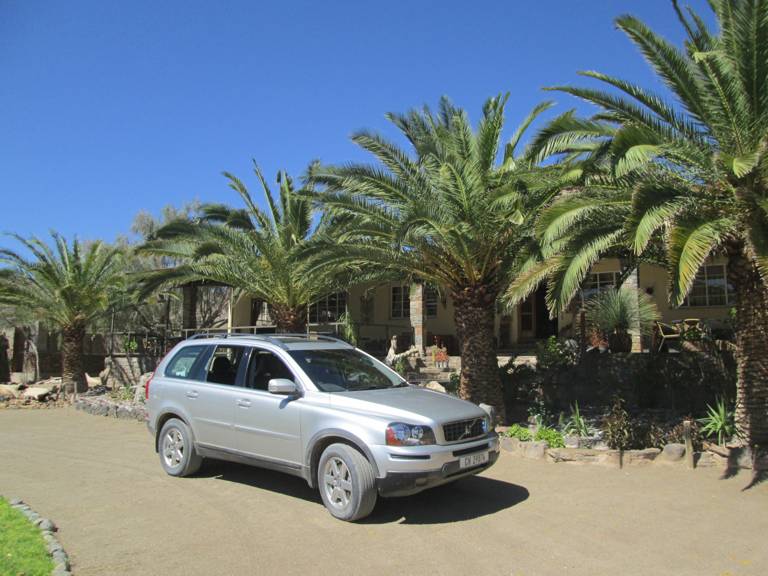 mit dem 4x4 Volvo XC90 vor Zebra River Lodge